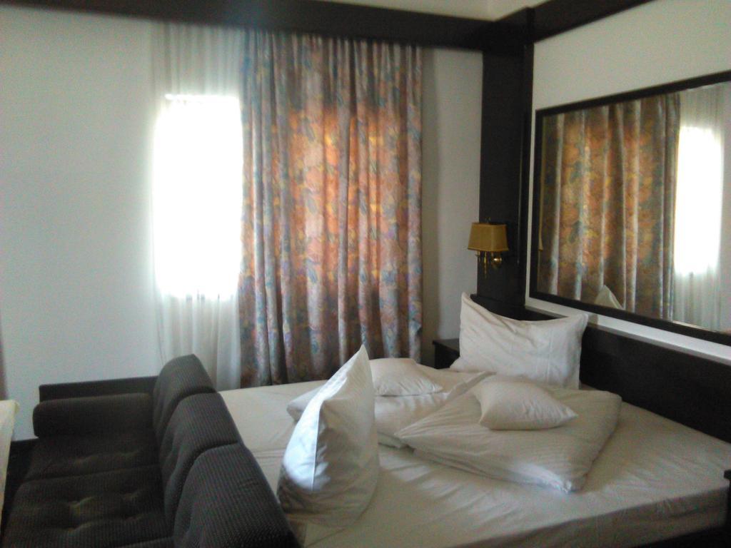 Hotel Conacul Balta Albă Extérieur photo